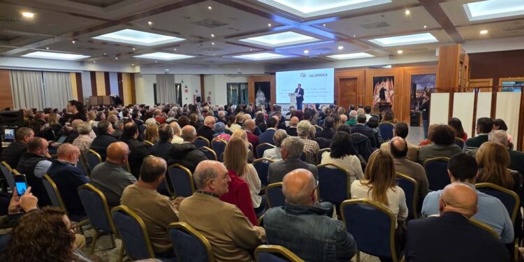 Fernández Mañueco traslada a los alcaldes populares el aumento de un 35% en las inversiones previsto para la  provincia de Salamanca