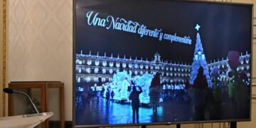 Un gran árbol de 23 metros en la Plaza Mayor y más de cien calles iluminadas darán la bienvenida a la Navidad en Salamanca desde el día 27