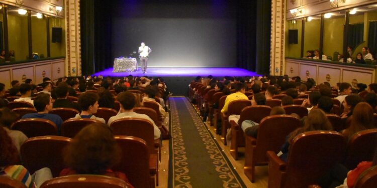 Más de 300 jóvenes aprenden sobre seguridad vial en un “impactante” road show en el Liceo: “Esta experiencia no se olvida”
