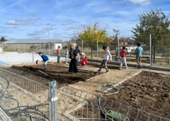 Los alumnos de Aldeatejada estrenan el huerto escolar en el patio del CRA Los Arapiles