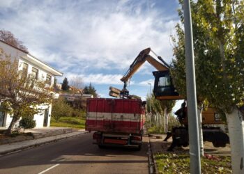Adif retira las traviesas apiladas junto a la vía del tren en Cabrerizos