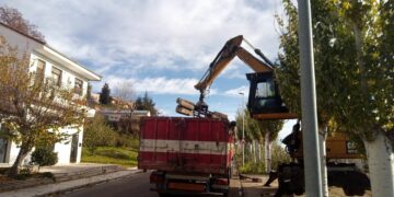 Adif retira las traviesas apiladas junto a la vía del tren en Cabrerizos