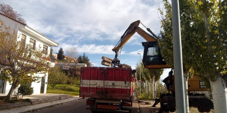Adif retira las traviesas apiladas junto a la vía del tren en Cabrerizos