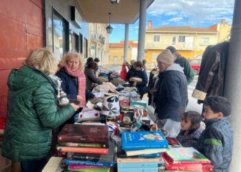 Los vecinos de Cabrerizos vuelven a mostrar su generosidad en el mercadillo solidario de la Asociación de Mujeres