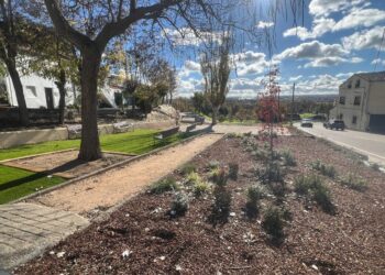 Cabrerizos renueva los 650 metros de jardín y zona de estancia en la calle Los Arroyos