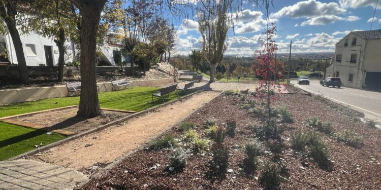 Cabrerizos renueva los 650 metros de jardín y zona de estancia en la calle Los Arroyos