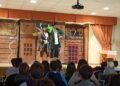 Los escolares de 3º a 6º de Primaria del CRA La Flecha disfrutan de una sesión del teatro en inglés