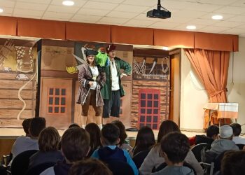 Los escolares de 3º a 6º de Primaria del CRA La Flecha disfrutan de una sesión del teatro en inglés