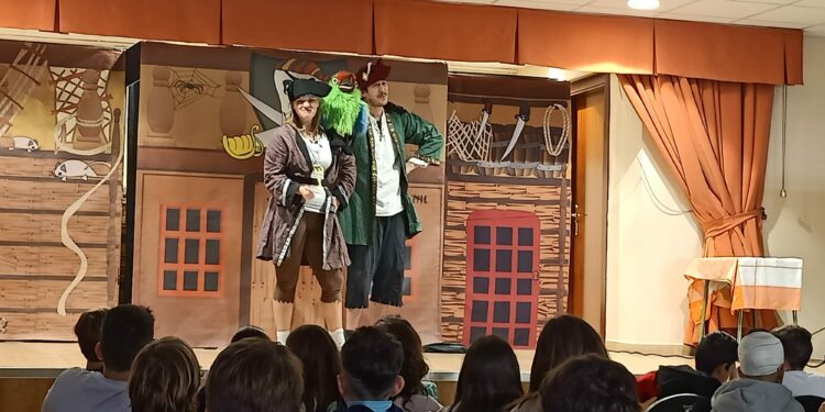 Los escolares de 3º a 6º de Primaria del CRA La Flecha disfrutan de una sesión del teatro en inglés