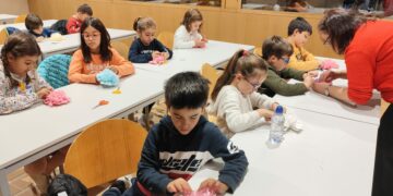 Los niños y mayores de Carbajosa se adelantan a la Navidad con talleres de manualidades y ruta de Belenes