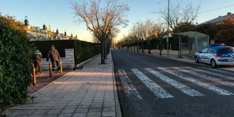 Herida leve una joven de 26 años tras ser atropellada por un patinete eléctrico en Navahonda