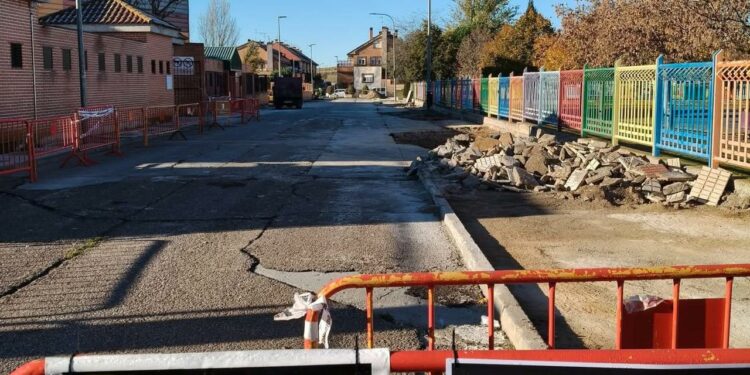 Carbajosa invierte 120.000 euros para transformar la calle Villares en una vía accesible, con adoquinado y zonas verdes