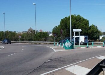 Herida un mujer de 37 años en un accidente de tráfico en la rotonda de E.Leclerc en Carbajosa