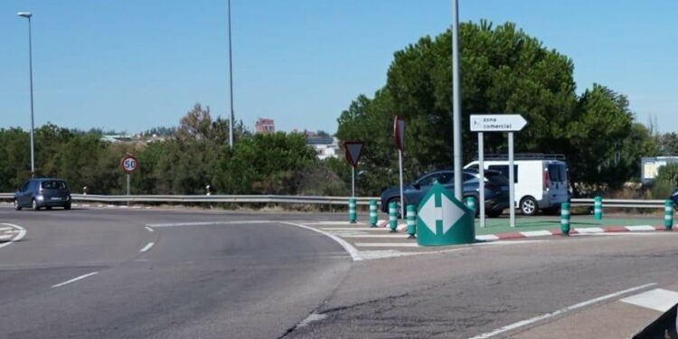 Herida un mujer de 37 años en un accidente de tráfico en la rotonda de E.Leclerc en Carbajosa