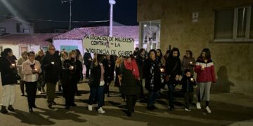 Doñinos celebra el 25N con un punto violeta, charla, manifiesto, suelta de globos y la canción en memoria de las víctimas