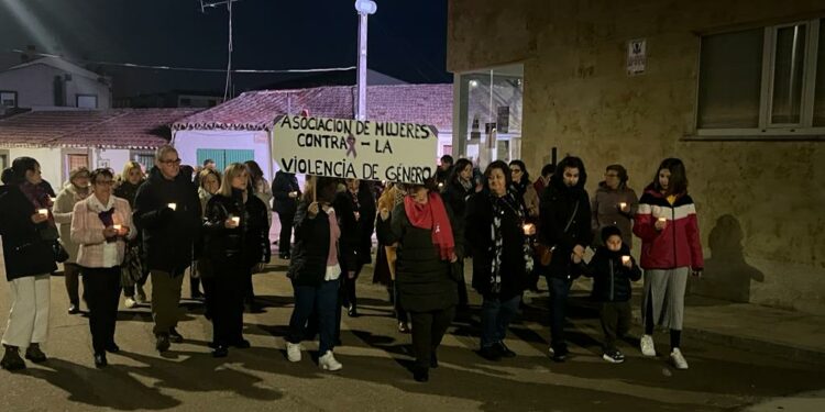 Doñinos celebra el 25N con un punto violeta, charla, manifiesto, suelta de globos y la canción en memoria de las víctimas