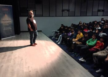 ‘El primer beso’ ayuda a los alumnos de ESO de Santa Marta a canalizar sus emociones en la adolescencia