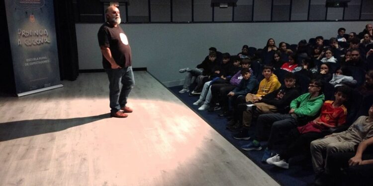 ‘El primer beso’ ayuda a los alumnos de ESO de Santa Marta a canalizar sus emociones en la adolescencia