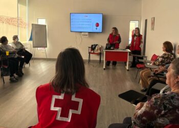 Una quincena de vecinos participan en la charla sobre prevención de la violencia sexual en las relaciones de pareja