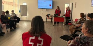 Una quincena de vecinos participan en la charla sobre prevención de la violencia sexual en las relaciones de pareja