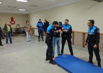 La Policía Local de Santa Marta, la primera de la provincia en incorporar una táser a su equipamiento