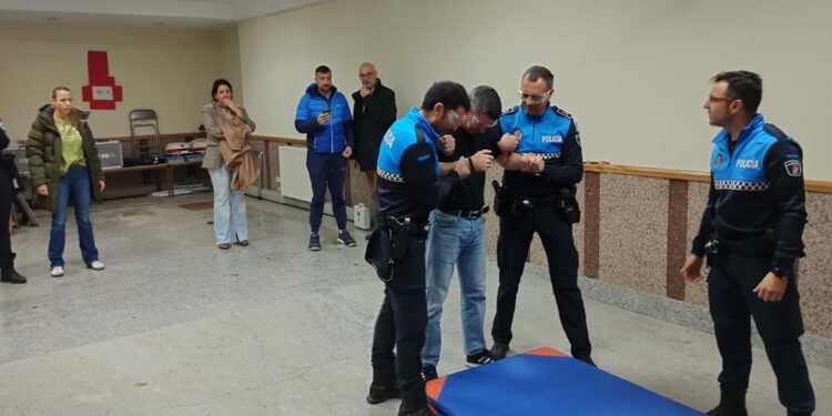 La Policía Local de Santa Marta, la primera de la provincia en incorporar una táser a su equipamiento