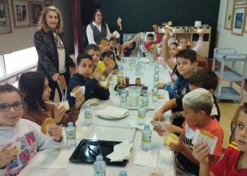 Los escolares de Santa Marta aprenden a comer sano en los talleres de desayunos saludables en la Escuela de Hostelería