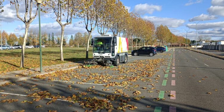 Villamayor refuerza la limpieza y retirada de hojas en las urbanizaciones Vega de Salamanca y Gudino