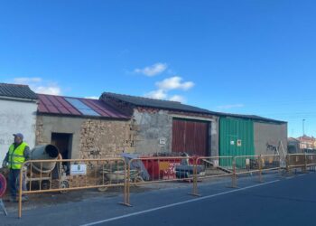 Villamayor ejecuta el nuevo tramo de 70 metros de acerado para garantizar la seguridad vial y la accesibilidad en la calle Los Verdes