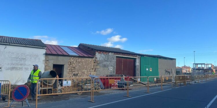 Villamayor ejecuta el nuevo tramo de 70 metros de acerado para garantizar la seguridad vial y la accesibilidad en la calle Los Verdes