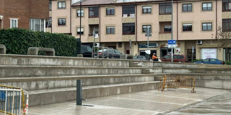 Villamayor renueva la pista deportiva de Piedra Dorada: iluminación, reposición del vallado y pintura y cierre perimetral para ofrecer las mejores condiciones de uso