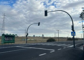 Villares instala un semáforo en la carretera de El Helmántico para garantizar la seguridad vial