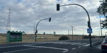 Villares instala un semáforo en la carretera de El Helmántico para garantizar la seguridad vial