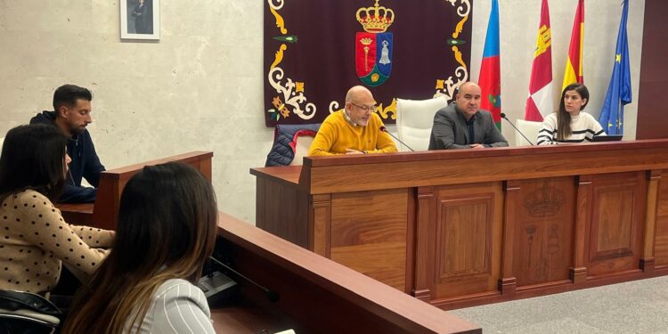 Villares aprueba la subida de las tasas de agua y basura y mantendrá el resto de tributos congelados en 2026