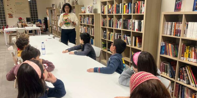 Los elfos protagonizan el taller navideño celebrado en Aldeatejada