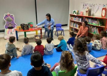 El ‘Ratón de Biblioteca’ vuelve a Doñinos para animar a leer a niños y jóvenes