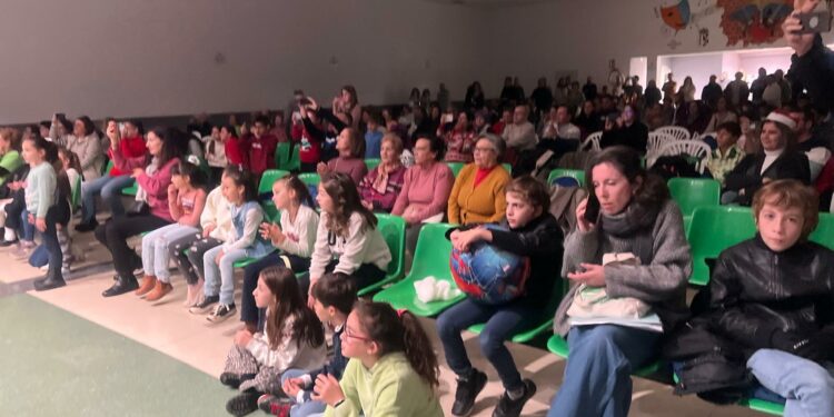 Los vecinos de Doñinos, fieles a su cita navideña con el tradicional Festival Solidario que inicia las fiestas