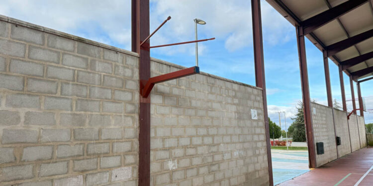 Los vecinos de Peñasolana denuncian el deplorable estado de las instalaciones deportivas