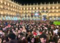 Miles de jóvenes abarrotan la Plaza Mayor para celebrar el Fin de Año Universitario