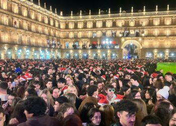 Miles de jóvenes abarrotan la Plaza Mayor para celebrar el Fin de Año Universitario