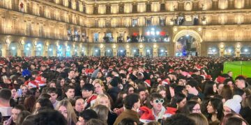Miles de jóvenes abarrotan la Plaza Mayor para celebrar el Fin de Año Universitario