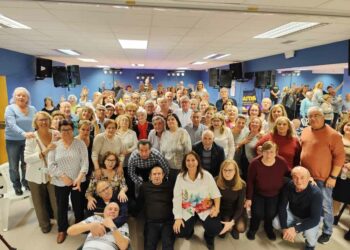 Los mayores despiden el año con las campanadas, las uvas de la suerte y la música y el baile