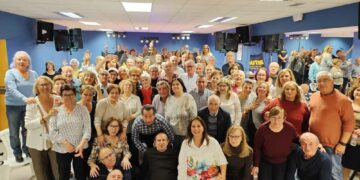 Los mayores despiden el año con las campanadas, las uvas de la suerte y la música y el baile