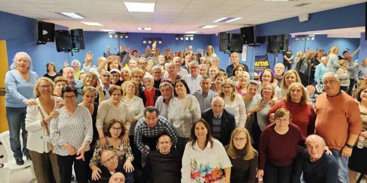 Los mayores despiden el año con las campanadas, las uvas de la suerte y la música y el baile