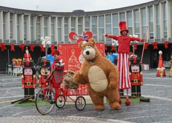 Pasacalles, pintacaras y talleres para los más pequeños en la Villa Navideña de Santa Marta