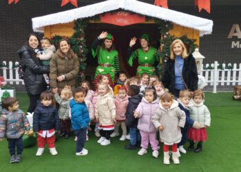 Los pequeños de la guardería municipal de Santa Marta reciben la visita de Papá Noël y conocen la ‘Villa Navideña’