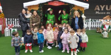 Los pequeños de la guardería municipal de Santa Marta reciben la visita de Papá Noël y conocen la ‘Villa Navideña’