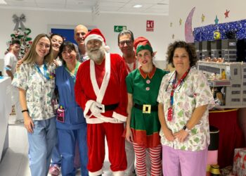 Papá Noel hace una parada en el Hospital Universitario de Salamanca