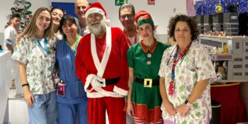 Papá Noel hace una parada en el Hospital Universitario de Salamanca