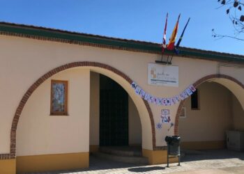 Aldeatejada inaugura la nueva sala de actividades culturales del antiguo colegio con una exposición de trajes y fotografías de las Vísperas Nupciales
